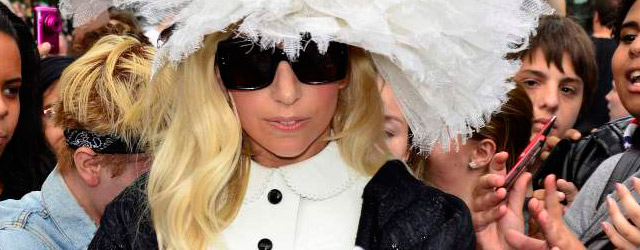 Lady Gaga ci stupisce in Louis Vuitton
