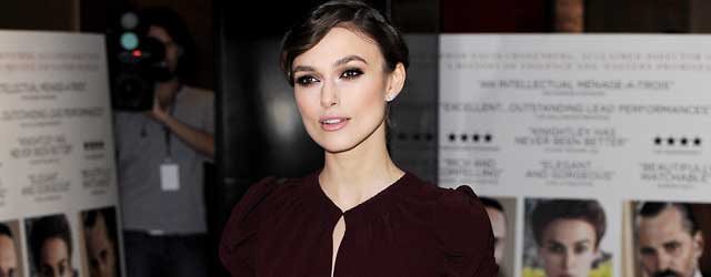 Keira Knightley incantevole con un vestito non facile di Burberry