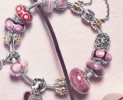 Voglia di charms?Pandora presenta piccoli gioielli in vetro di Murano