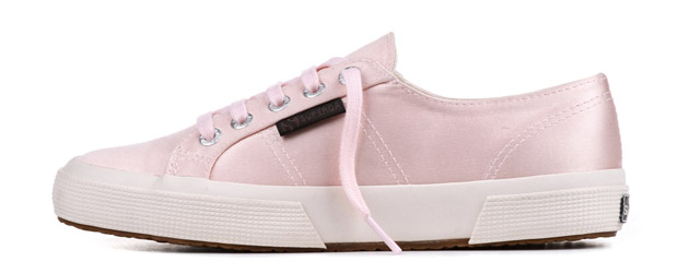 Le sneakers Superga si tingono di rosa