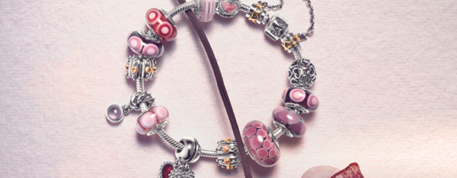 Voglia di charms?Pandora presenta piccoli gioielli in vetro di Murano